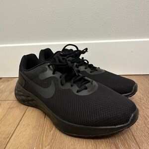 Like NEW Men’s Nike Black Athletic Shoes size 13W